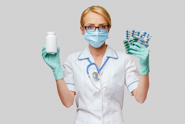 enfermera-mascara-protectora-guantes-goma-o-latex-sosteniendo-lata-medicamento-ampollas-pildoras_220507-13341
